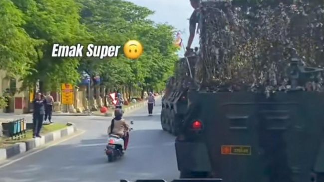 Viral Emak emak Terobos Konvoi Panser Anoa TNI yang Ditumpangi Irjen Haydar