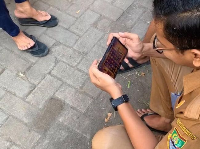 Viral Foto Pria Berseragam ASN Pemkot Cilegon Diduga Main Judi Slot