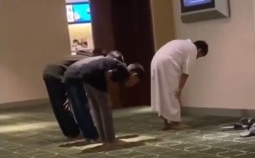 Viral Geng Bocah Sholat Berjamaah di Depan Teater Bioskop Sebelum Nonton Film Netizen Kompak Beri Pujian