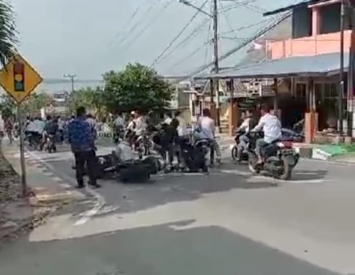 Viral Guru Hentikan Aksi Pelajar Geber Motor di Depan SMAN 2 Karimun