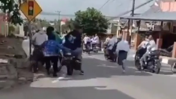 Viral Guru Hentikan Aksi Pelajar Geber Motor di Depan SMAN 2 Karimun