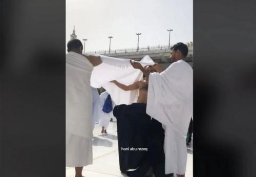 Viral Haru 3 Pria Lindungi Ibunya dengan Kain Ihram saat Sholat di Depan Kakbah