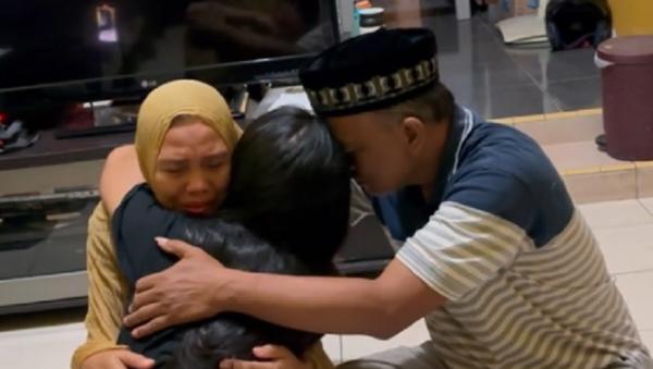 Viral Haru Muslimah Cantik Beri Hadiah Umrah ke Orangtua di Ultah Pernikahan Netizen Auto Nangis