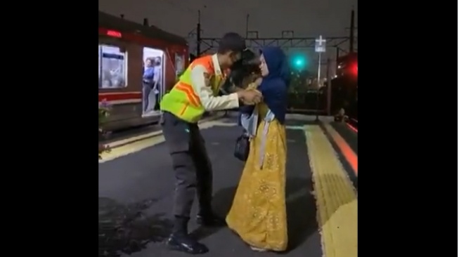 Viral Ibu Nyaris Lempar Anak di Rel Kereta Diduga Baby Blues Ini Penjelasan KCI