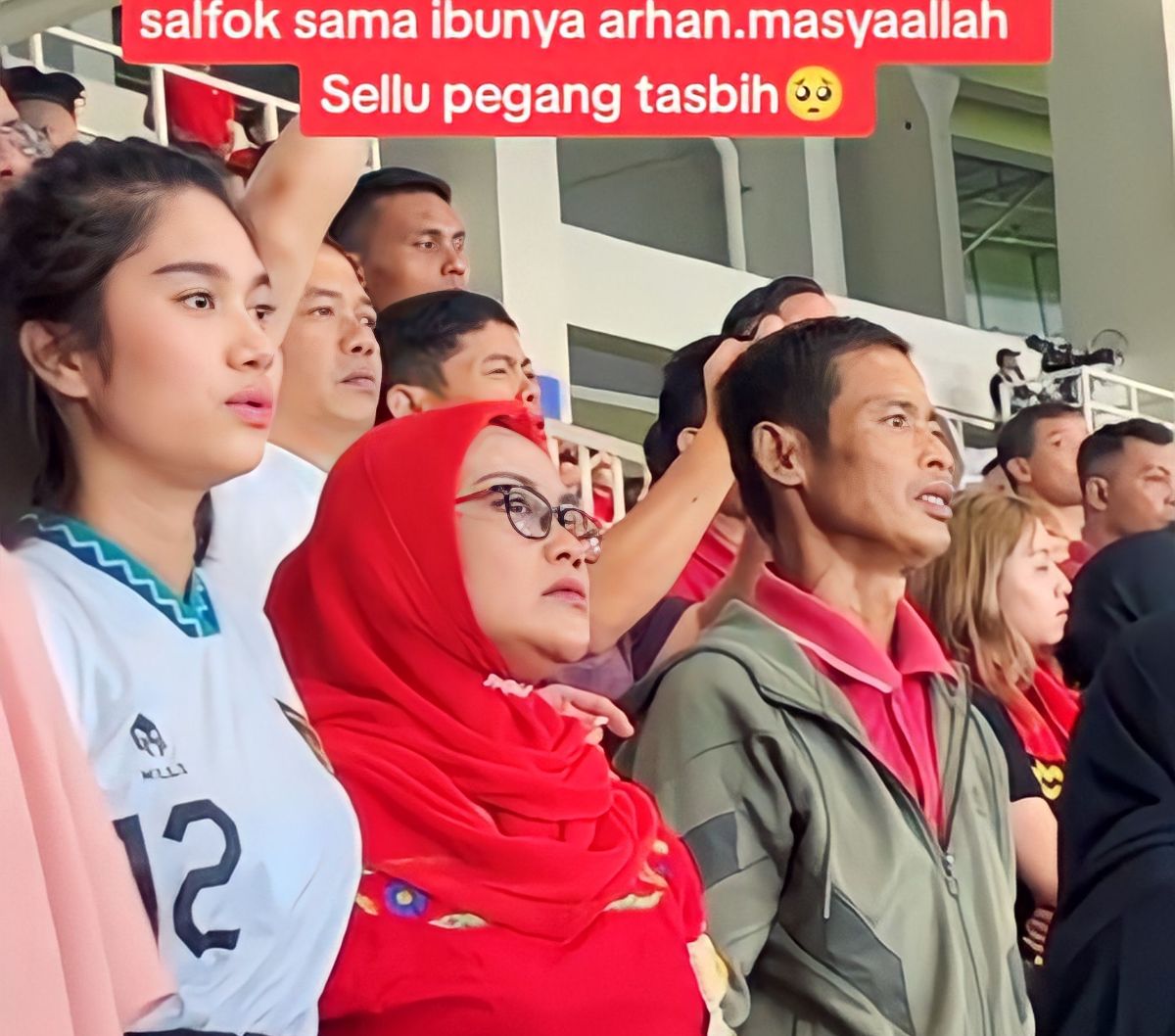 Viral Ibu Pratama Arhan Tidak Putus Dzikir saat Nonton Timnas di Stadion