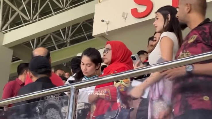 Viral Ibu Pratama Arhan Tidak Putus Dzikir saat Nonton Timnas di Stadion