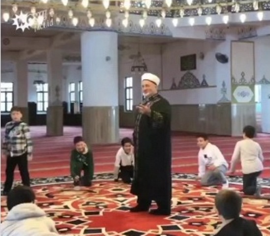 Viral Imam Masjid di Turki Ajak Anak Anak Main Seusai Sholat, Tujuannya Mulia Banget