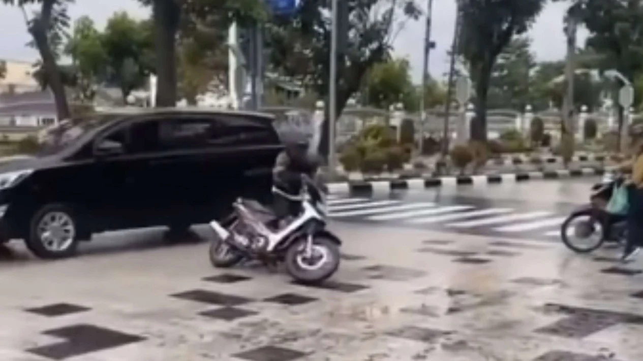 Viral Jalan Dikeramik Bikin Banyak Pemotor Terpeleset, Netizen: Habis habisin Duit Rakyat Aja