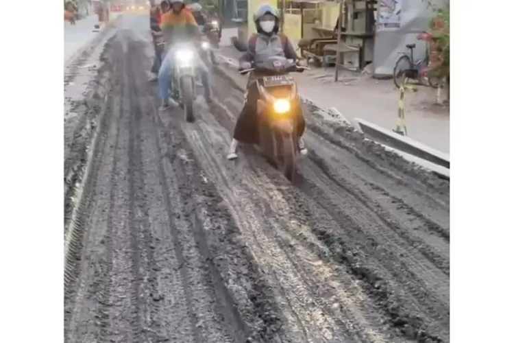 Viral Jalanan Baru Dicor di Jombang Langsung Hancur Diterobos Kendaraan, Waduh Bikin PR 