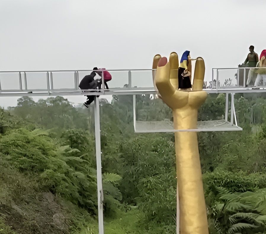 Viral Jembatan Kaca di Banyumas Pecah Disorot Media Terkemuka Inggris 