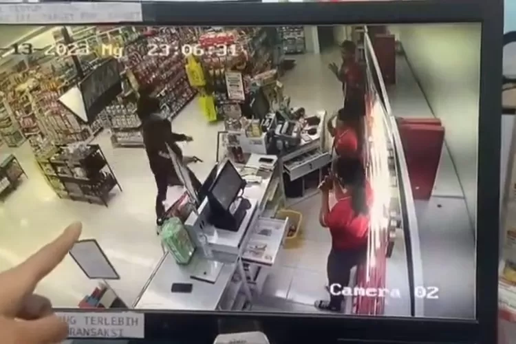 Viral Kawanan Bandit Bersenpi Rampok Puluhan Juta di Minimarket Bekasi