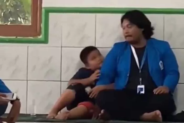 Viral Keakraban Bocah dengan Mahasiswa KKN yang Baru Sehari Kenal Ini Viral