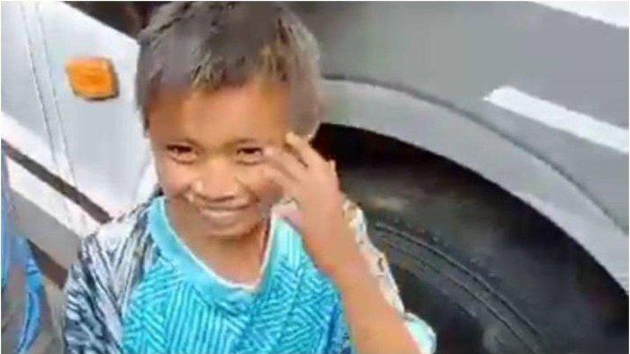 Viral Kepala Bocah Tersangkut di Kolong Roda Bus yang Terpakir, Warga Panik, Ujungnya Cuma Nyengir