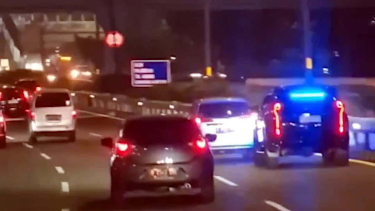 Viral Lagi Pajero Sport Pakai Strobo Ngotot Minta Jalan di Tol