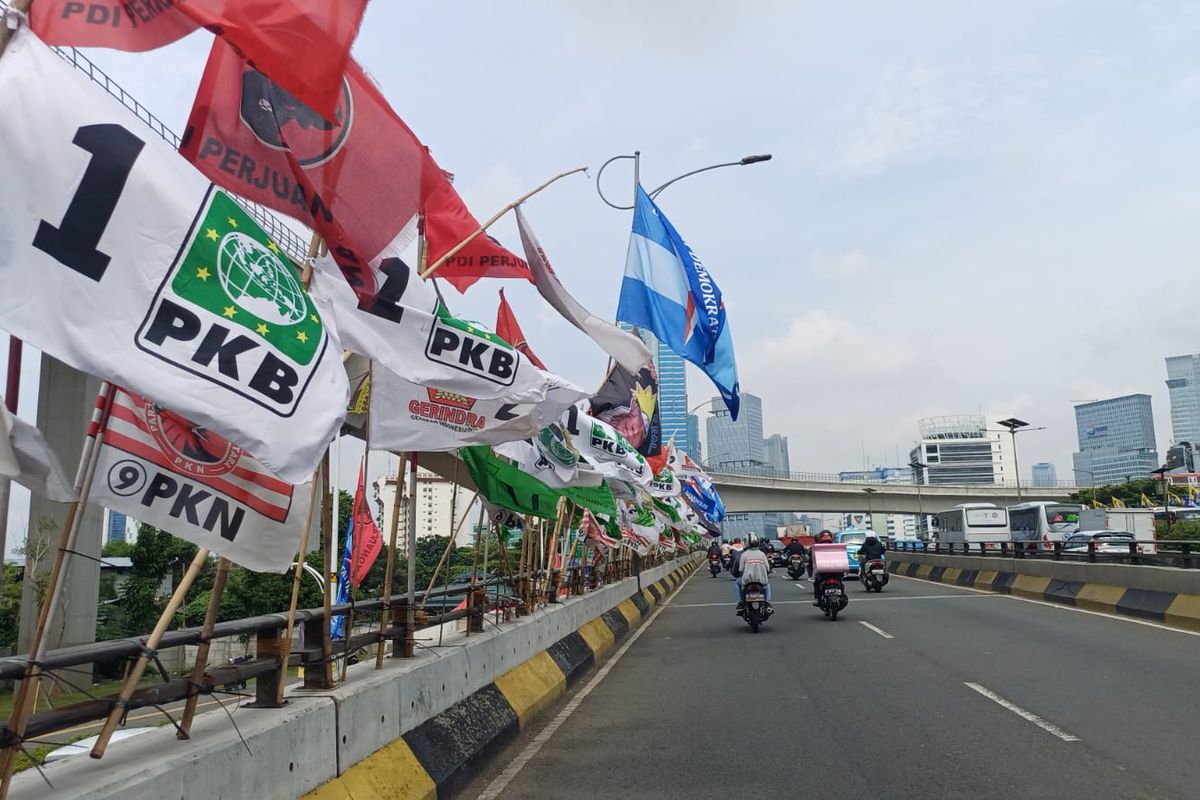 Viral Laka Lantas Karena Bendera Parpol, Ini Ada Aturan Pemasangannya Ya