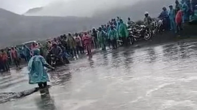 Viral Lautan Pasir Bromo Banjir, Motor Sampai Terjebak