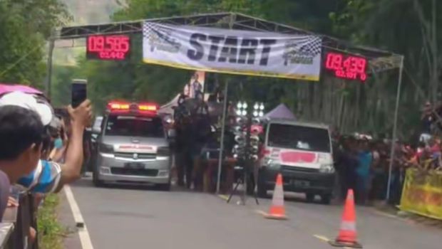 Viral Mobil Ambulans Ikutan Drag Race Lawan Sedan di Jember