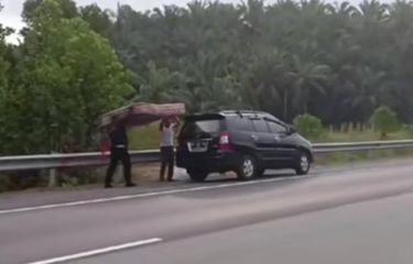 Viral Mobil Bawa Kasur di Atap dan Terlepas di Jalan Tol