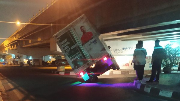 Viral Mobil Boks Nyangkut di Flyover Janti, Begini Cerita Saksi