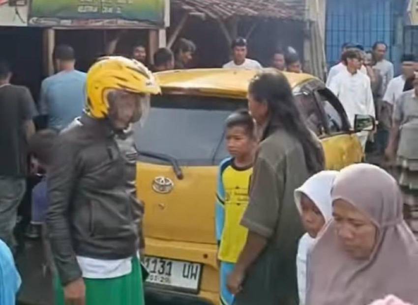 Viral Mobil Pengantin Ini Tabrak Pedagang Ayam Goreng di Pandeglang