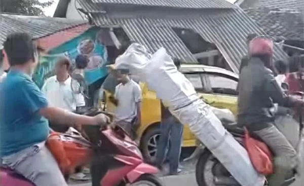 Viral Mobil Pengantin Ini Tabrak Pedagang Ayam Goreng di Pandeglang