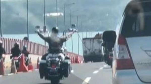 Viral Moge Asal Lampung Konvoi di Jalur Mobil Jembatan Suramadu