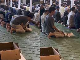 Viral Momen Ayah Gendong Anak Masih Bayi Saat Salat Bikin Netizen Ikut Haru