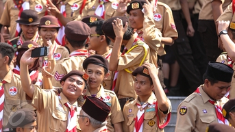 Viral Momen Gerak Jalan Anak SD Dibubarkan Oleh Rombongan Kambing