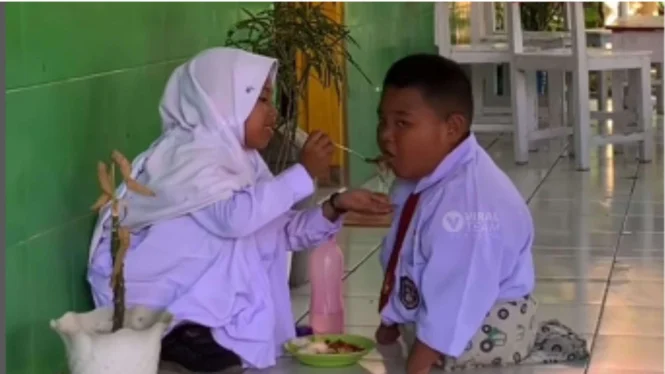 Viral Momen Haru Anak Perempuan Bantu Makan Anak Disabilitas 