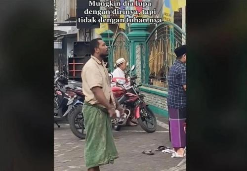 Viral ODGJ Khusyuk Ikut Sholat Id di Halaman Masjid, Netizen: Dia Tidak Lupa Tuhannya