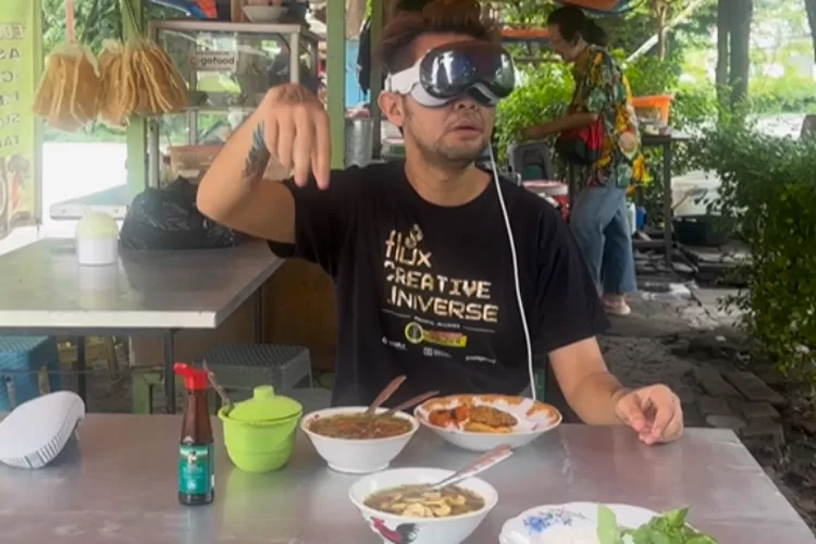 Viral Orang Makan di Warung Pinggir Jalan Pakai Apple Vision Pro, Ini Tanggapan Netizen