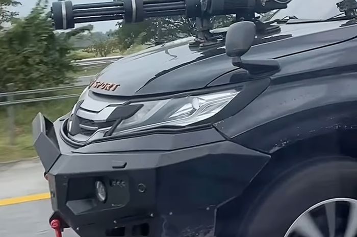 Viral Pajero Pasang Gatling Gun Mainan di Kap Mobil, Polisi Selidiki