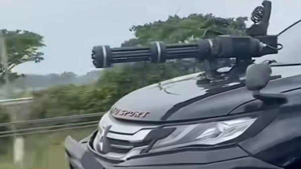 Viral Pajero Pasang Gatling Gun Mainan di Kap Mobil, Polisi Selidiki