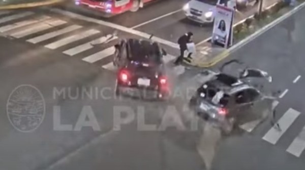 Viral Pejalan Kaki Lolos dari Maut Nyaris Ditabrak 2 Mobil Sekaligus
