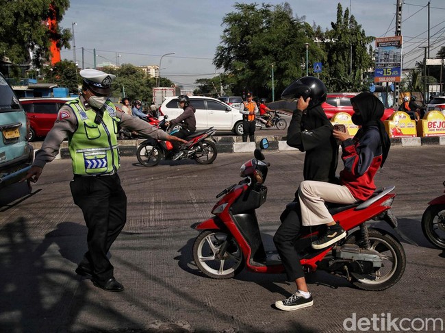 Viral Pemotor Diberhentikan Polisi Tak Kooperatif, Tas sampai Mau Dibongkar