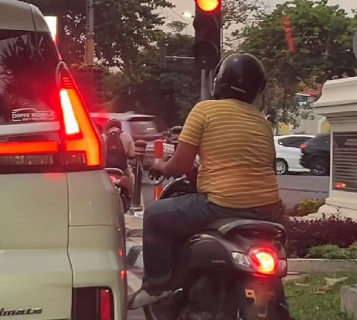 Viral Pemotor Surabaya Ketok Kaca Mobil di Lampu Merah, Diduga Paksa Minta Uang