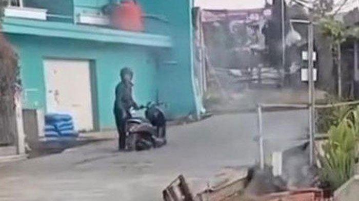 Viral Pemotor Terobos Jalan Dicor, Terjebak hingga Panik Diteriaki Warga