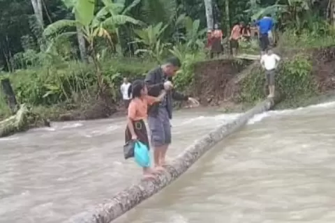 Viral Pemuda di Nias Bantu Anak SD Seberangi Sungai Agar Bisa Sekolah