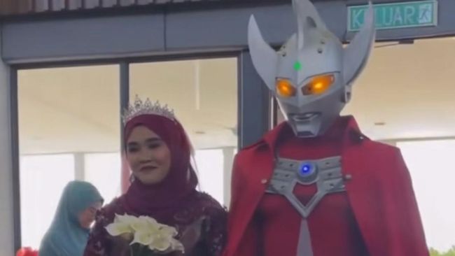 Viral Pengantin Pria Memakai Kostum Ultraman Saat Resepsi Nikah