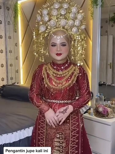 Viral Pengantin Wanita Berkumis di Padang Makeupnya Jadi Sorotan