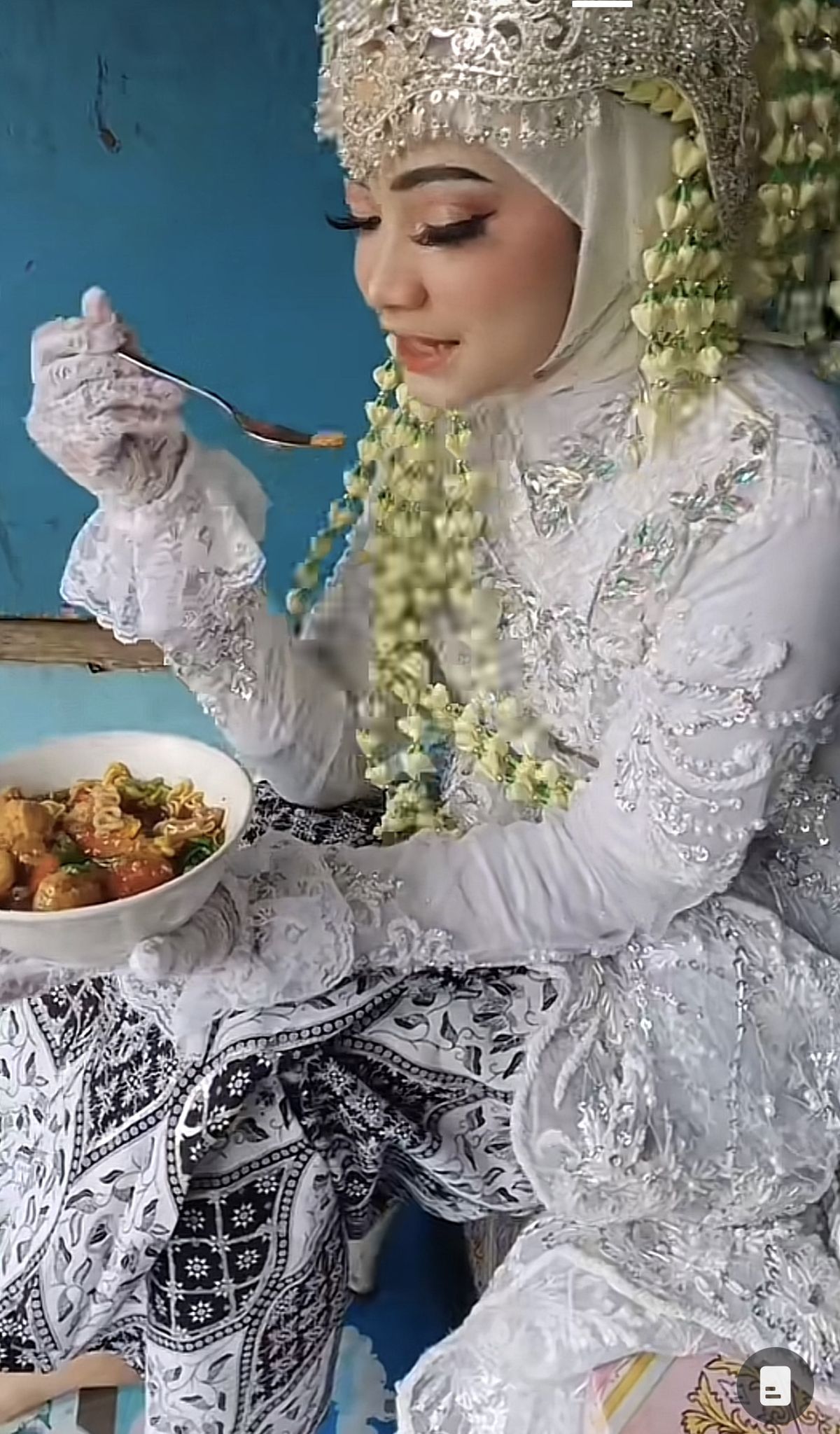 Viral Pengantin Wanita Jajan Seblak Masih Pakai Kebaya dan Siger Ini Faktanya