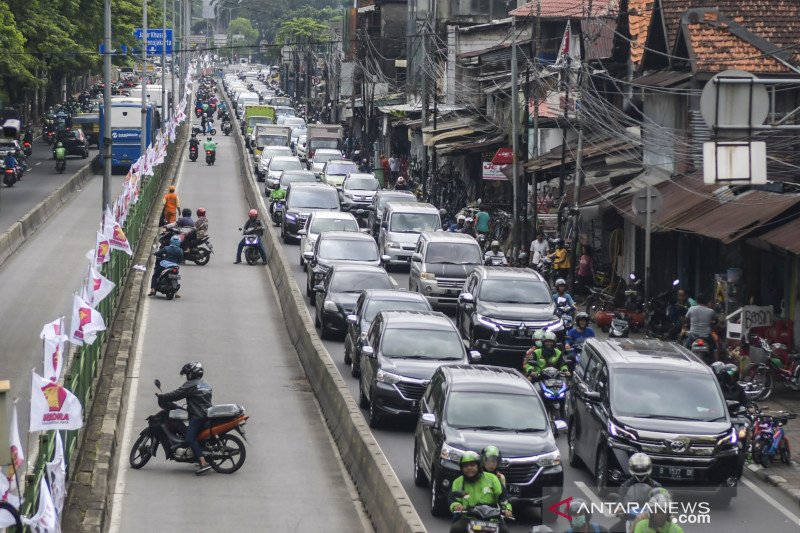 Viral Pengendara Motor Celana Loreng Tak Ditilang saat Lewat Jalur Busway Tuai Pro Kontra 