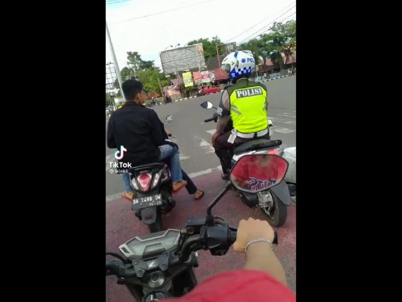 Viral Pengendara Motor Ini Keciduk Polisi Tanpa Pakai Helm