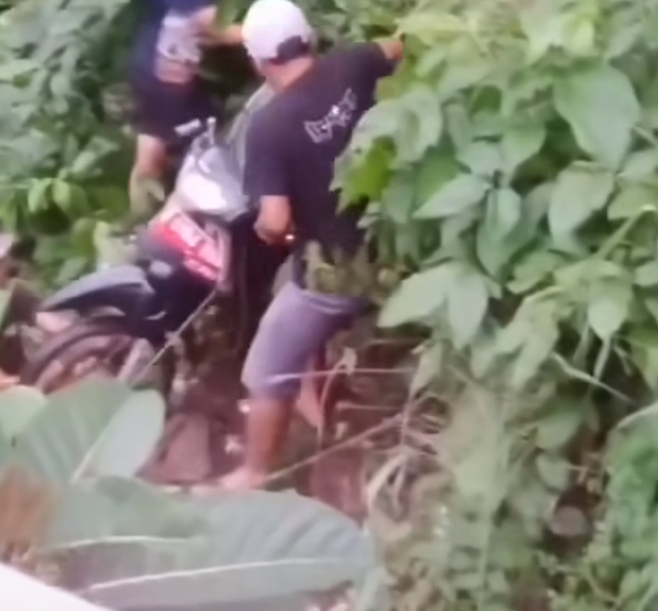 Viral Pengendara Motor Plat Merah Terperosok ke Kali Dekat Jembatan Serong Depok