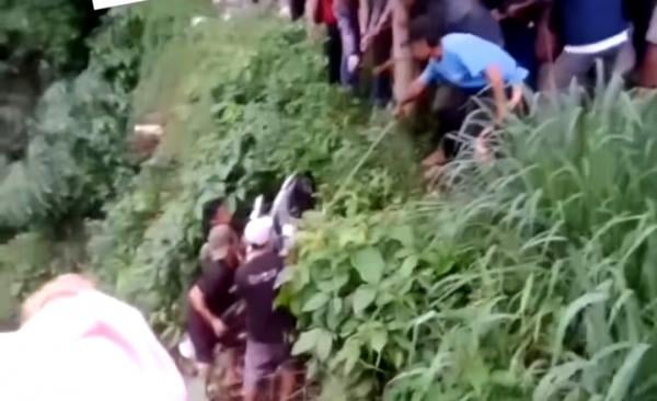 Viral Pengendara Motor Plat Merah Terperosok ke Kali Dekat Jembatan Serong Depok
