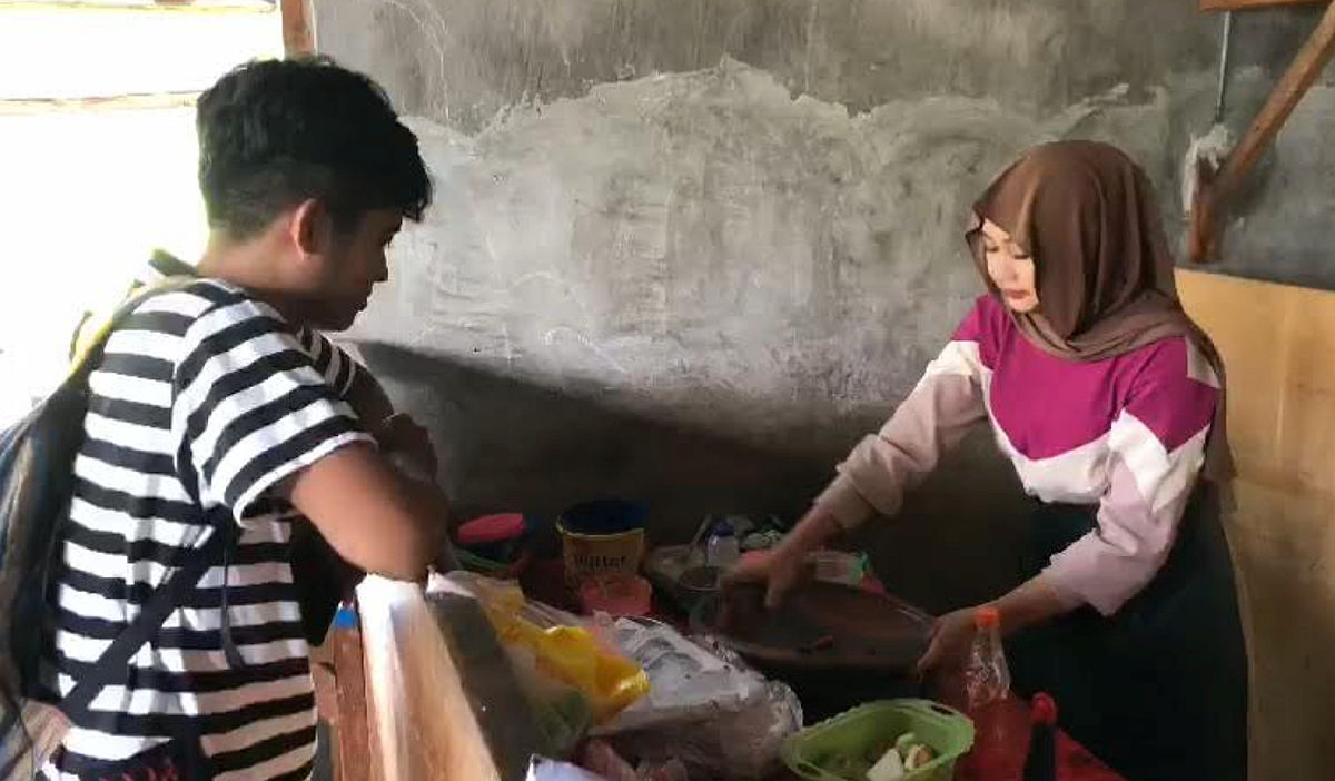 Viral Penjual Rujak Cantik di Sampang, Buat Pembeli Selalu Repeat Order