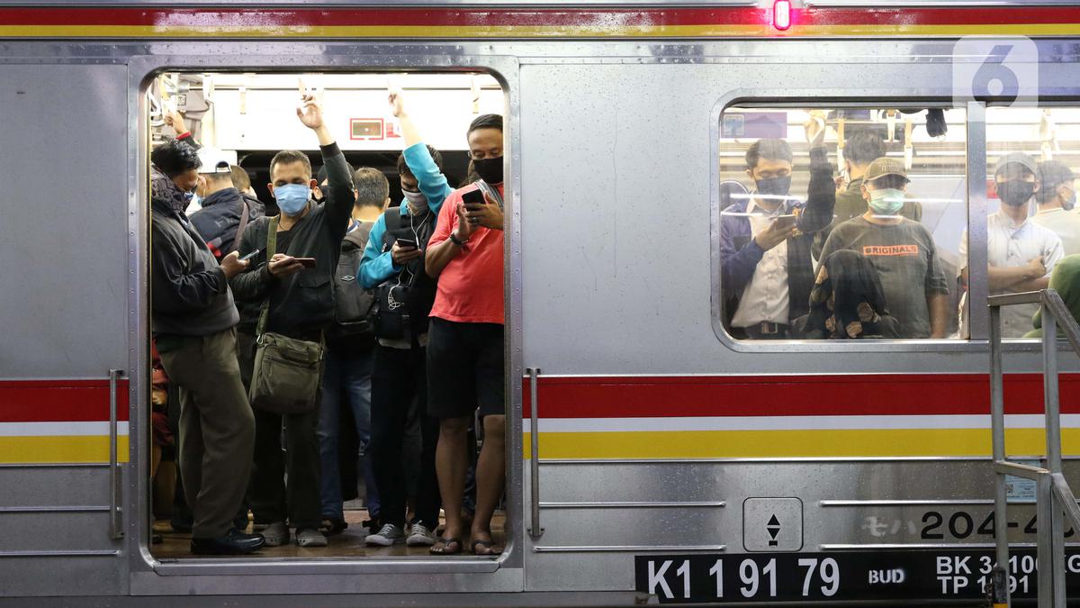 Viral Penumpang Mau Turun dan Naik KRL Cekcok gegara Bersenggolan