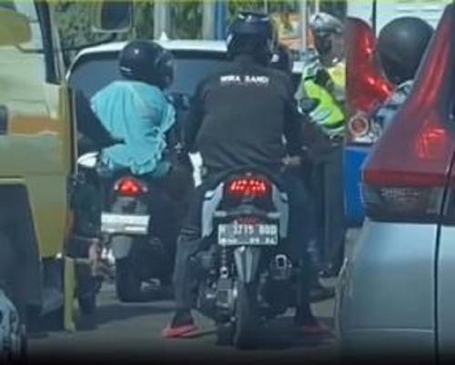 Viral Penumpang Motor Ini Kabur Naik Bus Demi Hindari Tilang Polisi Auto Kebingungan