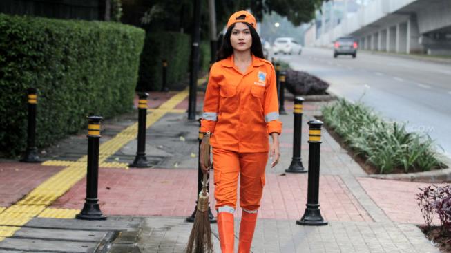Viral Penyapu Jalanan Berparas Cantik Pakai Makeup dan Kuteks Saat Kerja