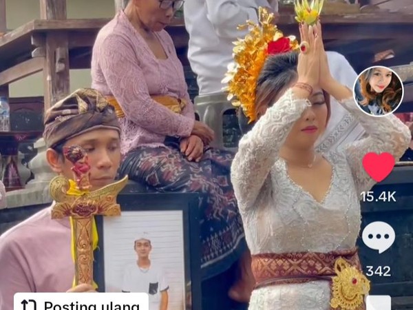 Viral Pernikahan Tanpa Mempelai Pria di Bali, Diganti Keris dan Foto